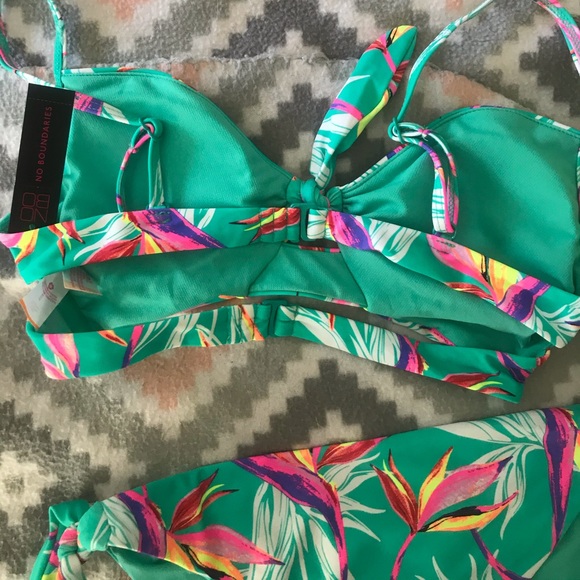 Bikini - Picture 2 of 2